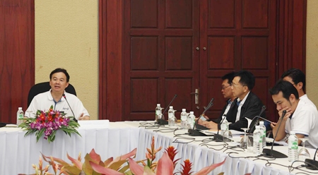 NIA Director Supachai Lorlowhakarn (left) announces the new 0% financing program.